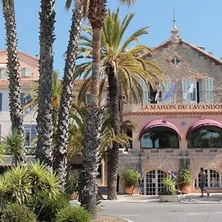 Апартаменти Spacieux Avec Piscine Et Parking Pres De La *
