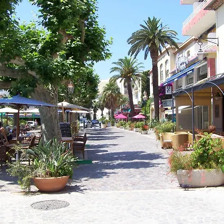 Spacieux Avec Piscine Et Parking Pres De La - Fr-1-251-906 Apartment