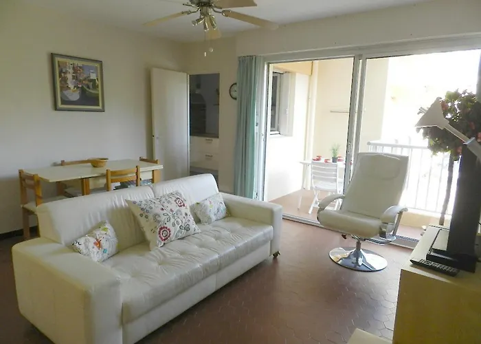 Spacieux Avec Piscine Et Parking Pres De La - Fr-1-251-906 *