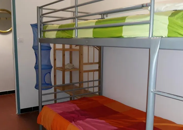 Appartement Spacieux Avec Piscine Et Parking Près De La - Fr-1-251-906 *