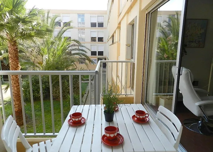 Spacieux Avec Piscine Et Parking Près De La - Fr-1-251-906 Appartement