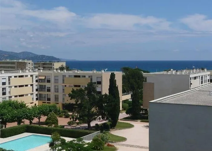 Appartement Spacieux Avec Piscine Et Parking Près De La - Fr-1-251-906