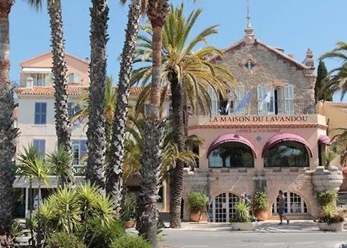 Appartement Spacieux Avec Piscine Et Parking Près De La - Fr-1-251-906 *